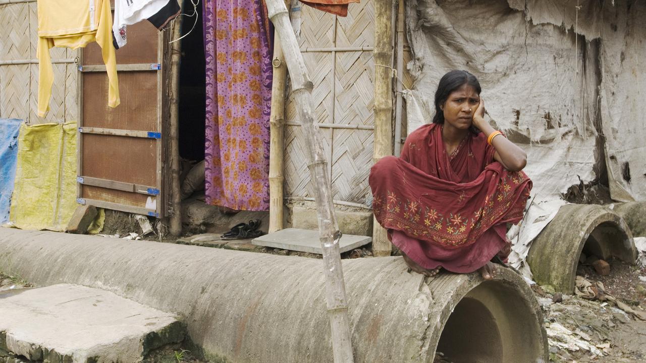 Inderin vor ihrer Behausung in einem Slum von Kalkutta