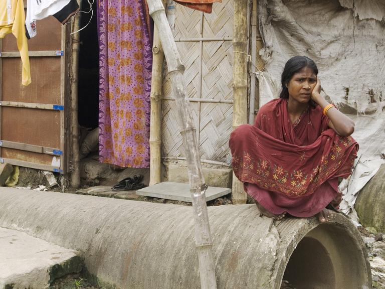 Inderin vor ihrer Behausung in einem Slum von Kalkutta