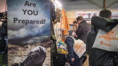 Aufnahme von der Messe "Salon du Survivalisme" in Paris. Auf einem Aufsteller ist zu lesen "Are you prepared?" - Sind Sie vorbereitet.