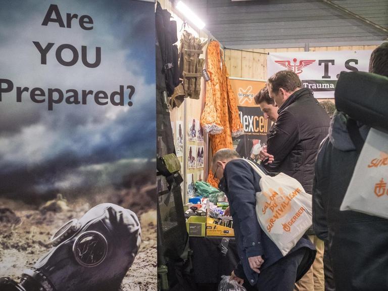 Aufnahme von der Messe "Salon du Survivalisme" in Paris. Auf einem Aufsteller ist zu lesen "Are you prepared?" - Sind Sie vorbereitet.