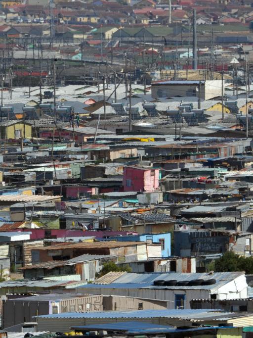 Blick auf das Township Khayelitsha nahe dem südafrikanischen Kapstadt