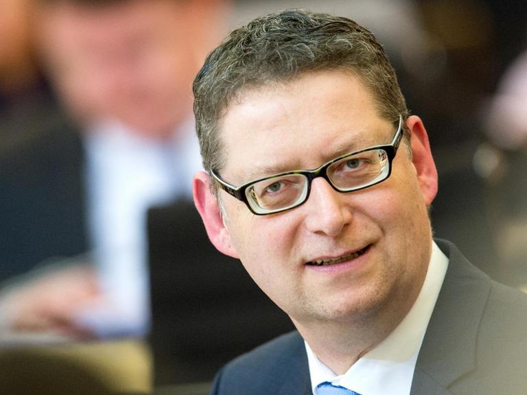 Der Fraktionsvorsitzende der SPD, Thorsten Schäfer-Gümbel, spricht am 15.12.2015 im Hessischen Landtag in Wiesbaden (Hessen) mit einem Abgeordneten.