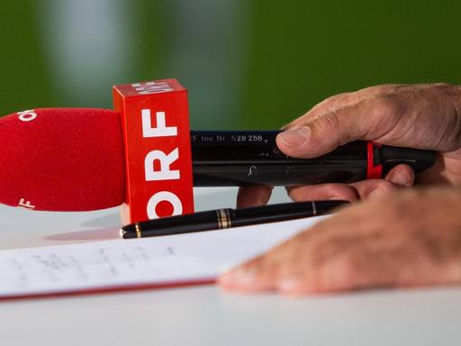 Ein Mikrofon mit der Aufschrift des österreichischen Rundfunks ORF liegt auf einem Tisch.