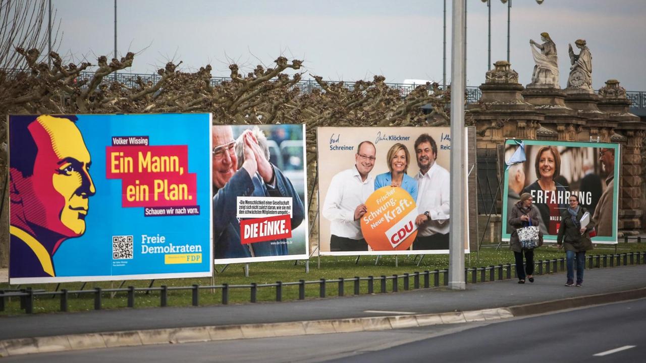 Wahlplakate in Mainz vor der Landtagswahl in Rheinland-Pfalz