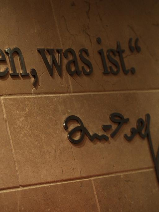 Der Wahlspruch des "Spiegel"-Gründers Rudolf Augstein ("Sagen, was ist") an einer Wand im "Spiegel"-Verlagsgebäude in Hamburg