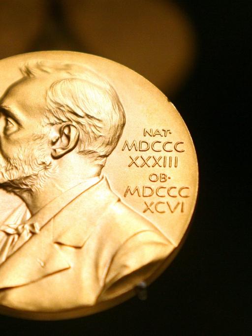 Eine Medaille mit dem Kopf von Alfred Nobel