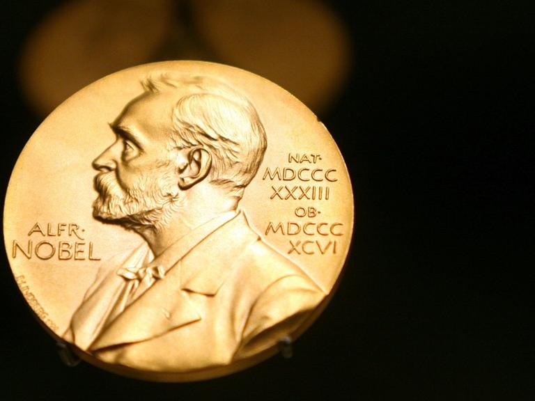 Eine Medaille mit dem Kopf von Alfred Nobel