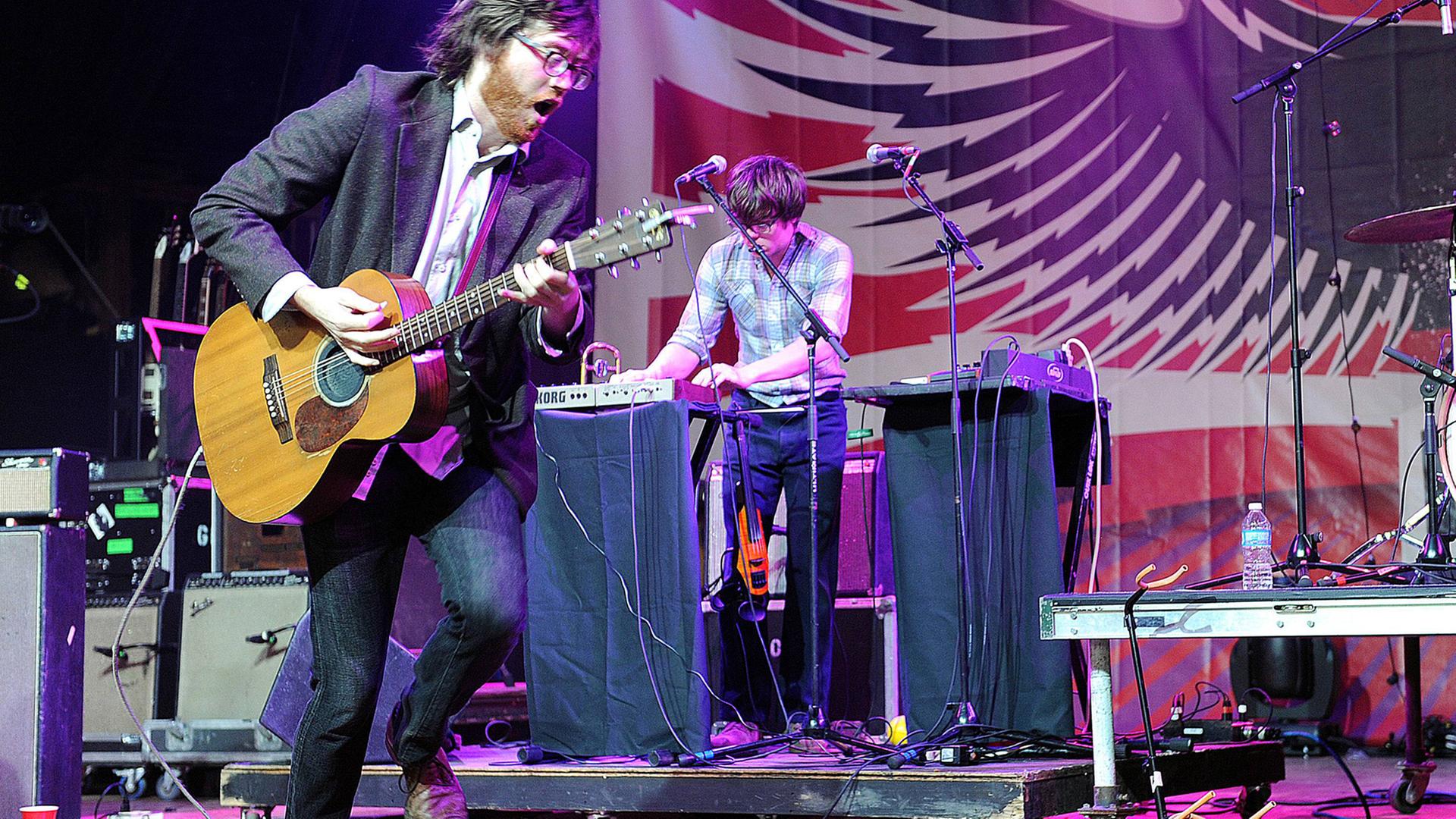 Der US-Musiker Will Sheff von der Band Okkervil River läuft bei einem Auftritt im Jahr 2011 über die Bühne und spielt Gitarre. Der US-Musiker Will Sheff von der Band Okkervil River läuft bei einem Auftritt im Jahr 2011 über die Bühne und spielt Gitarre.