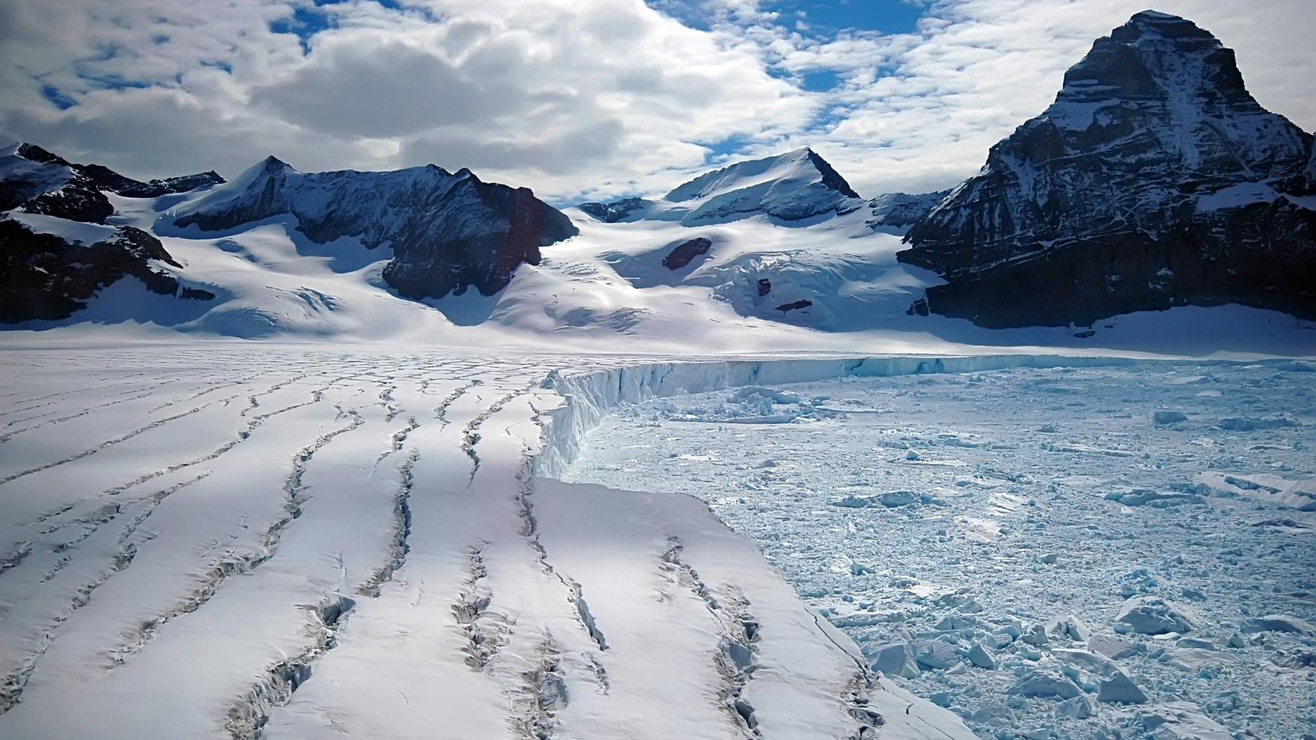 Antarktischer Gletscher des schmelzenden Larsen B Eisschelfs (Antarktische Halbinsel) mit Rissen