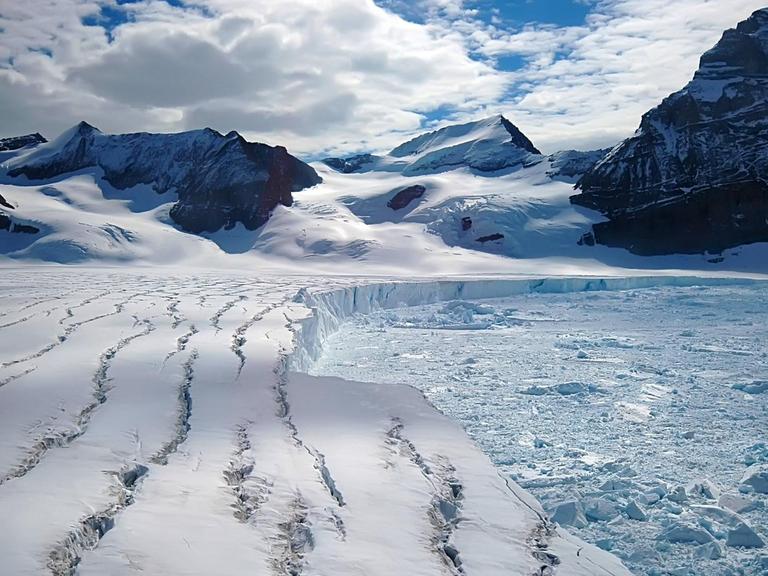 Antarktischer Gletscher des schmelzenden Larsen B Eisschelfs (Antarktische Halbinsel) mit Rissen