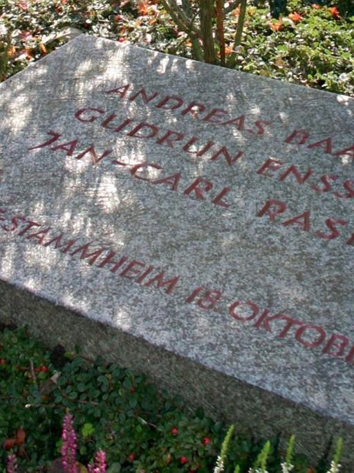 Das Grab von Andreas Baader, Gudrun Ensslin und Jan-Carl Raspe auf dem Friedhof in Stuttgart-Degerloch am 06. Oktober 2007. Die führenden Köpfe der RAF (Rote-Armee-Fraktion) hatten am 18. Oktober 1977 im Gefängnis in Stuttgart-Stammheim Selbstmord verübt und wurden am 27. Oktober 1977 beerdigt.