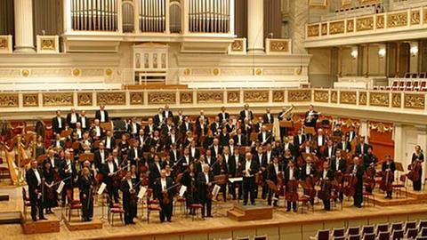 Verblüffenderweise spiegelt sich die unterschiedliche Art, Musik zu hören, in der Anordnung der Musiker eines Orchesters wider.