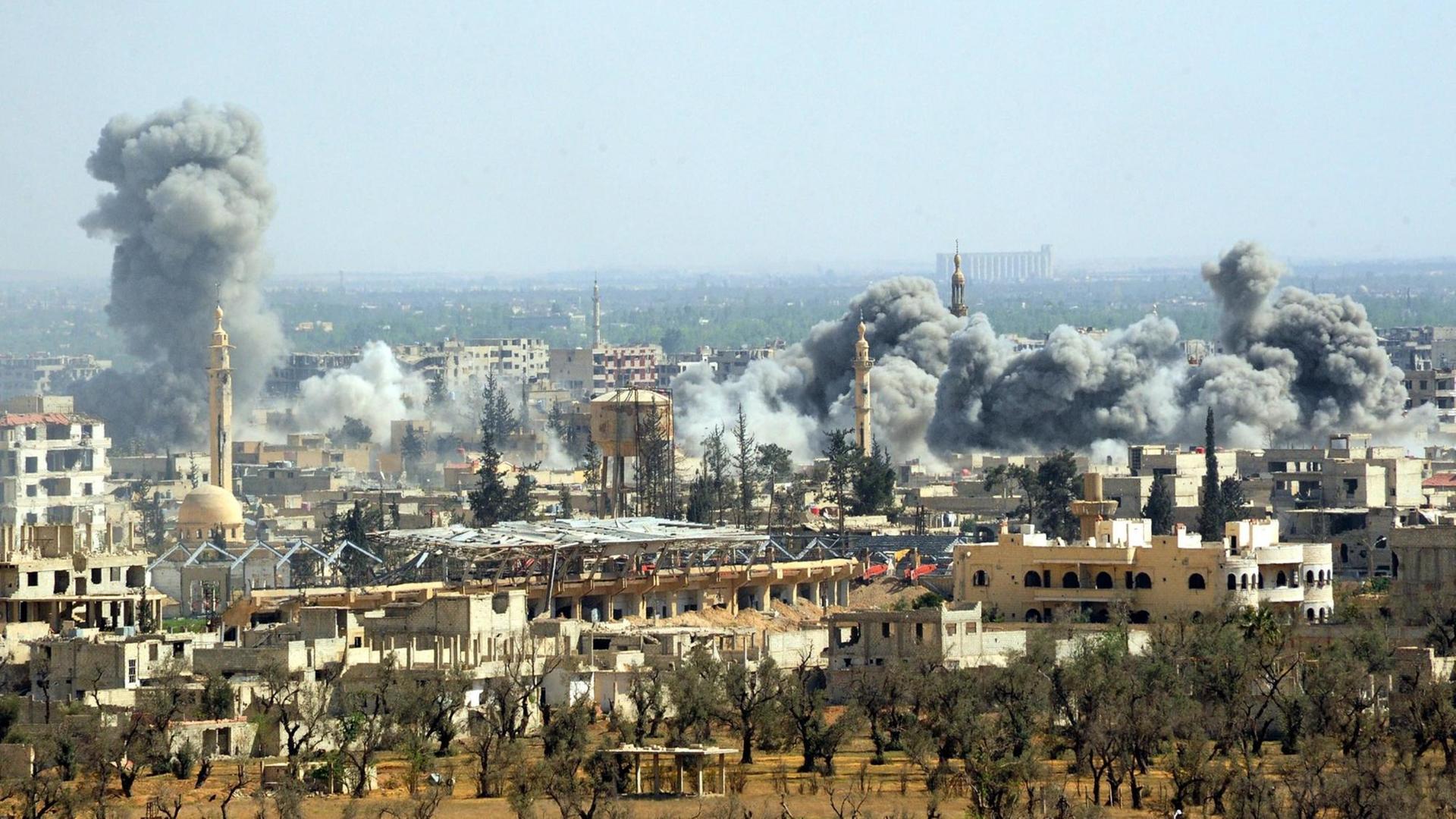 Angriff auf die syrische Stadt Duma - Rauchsäulen stehen über der Stadt