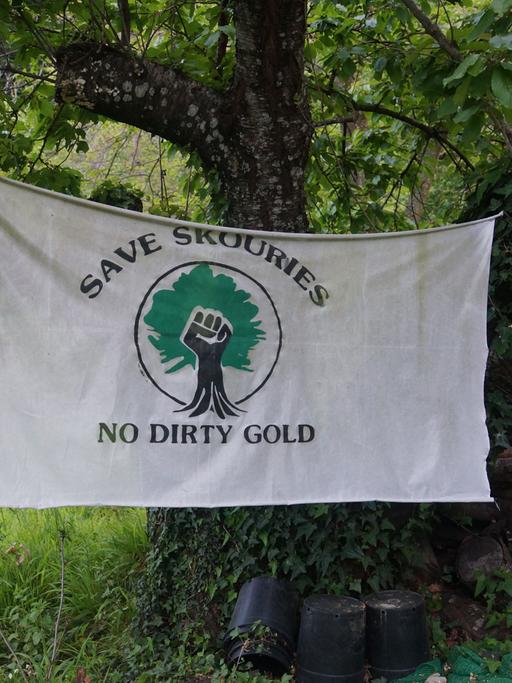 Eine Fahne von Gegnern des Bergbaus in der nordgriechischen Region Chalkidiki.