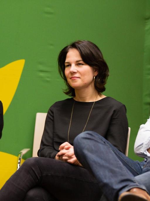 Die Kandidaten für den Bundesvorstand von Bündnis 90 / Die Grünen, Anja Piel, Annalena Baerbock und Robert Habeck, bei einer Vorstellung in der Hamburger GLS Bank in Hamburg.