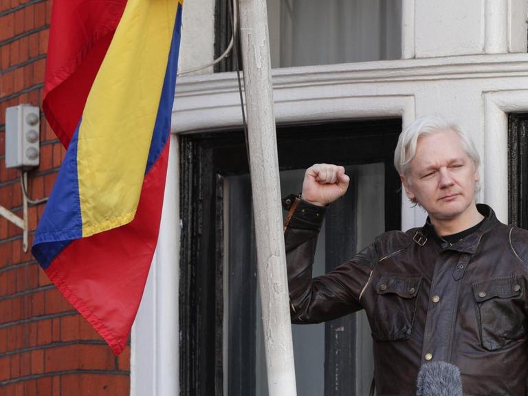 Wikileaks-Gründer Assange auf dem Balkon der ecuadorianischen Botschaft in London