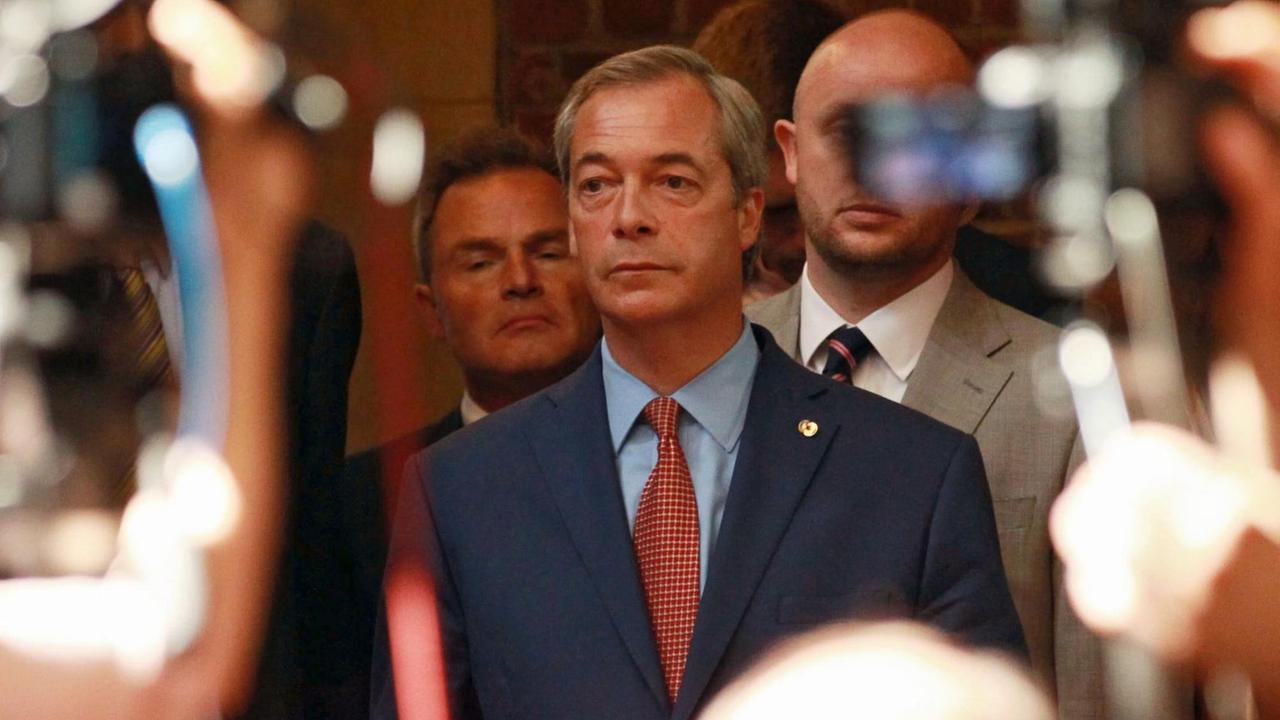 Nigel Farage trifft zu seiner Rücktrittsrede ein, umringt von Menschen