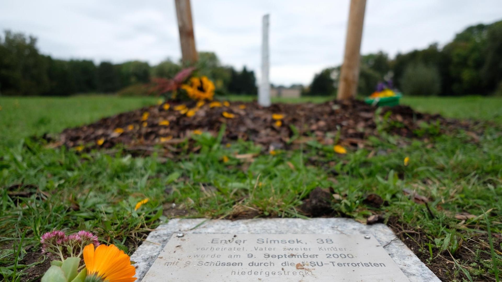 Gedenkort für Enver Simsek, dem ersten Opfer der Terrorzelle NSU, im Schwanenteichpark in Zwickau. Die dazugehörige junge Eiche wurde von Unbekannten abgesägt