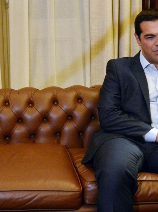Der griechische Ministerpräsident Alexis Tsipras sitzt allein auf einem Sofa im Präsidentenpalast in Athen.