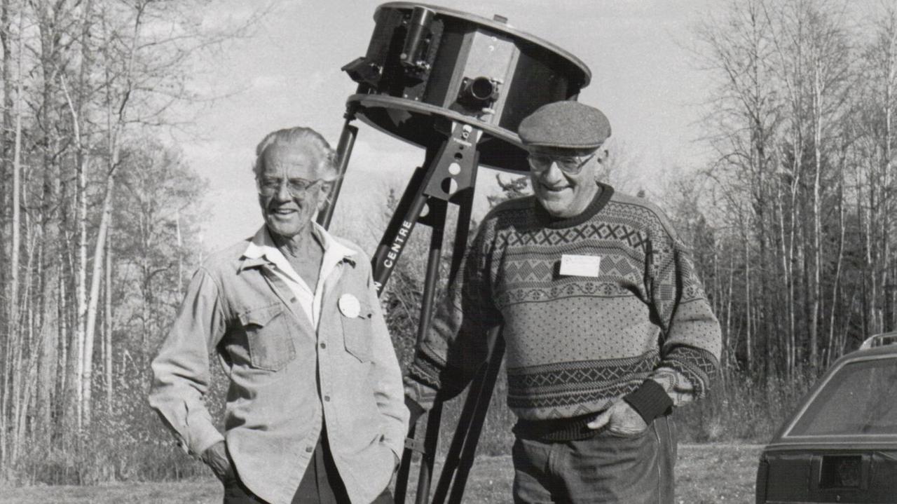 John Dobson (links) mit dem kanadischen Astronomen Lucien Kemble vor einem "Dobsonian Telescope" mit 44 cm Spiegeldurchmesser