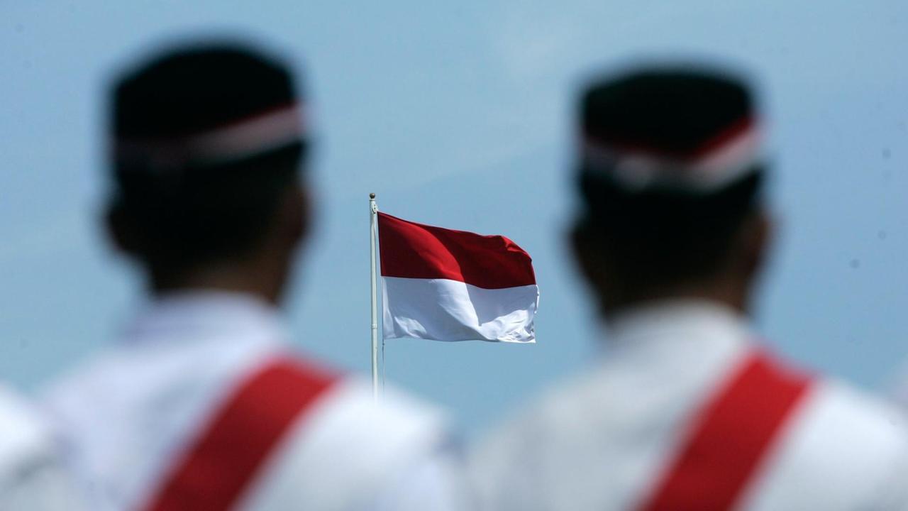 Feierlichkeiten zum Unabhängigkeitstag in Indonesien im August 2016. Die Flagge Indonesiens ist zwischen zwei Militärs zu sehen.