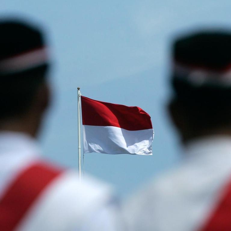 Feierlichkeiten zum Unabhängigkeitstag in Indonesien im August 2016. Die Flagge Indonesiens ist zwischen zwei Militärs zu sehen.