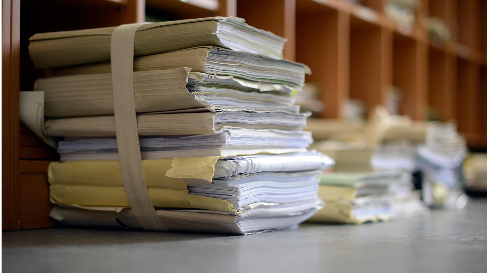Prozessakten liegen auf dem Boden.