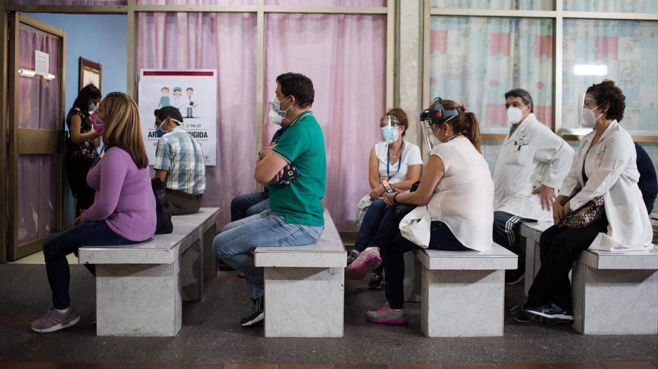 In einem Impfzentrum im Venezuela warten Menschen darauf, mit Sputnik V geimpft zu werden.