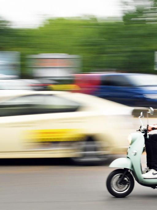 Ein junger Mann fährt auf einem unu Elektroroller vom Mobilitäts-Start-up Unu am 29.06.2017 auf einer Straße in Berlin. Der E-Roller hat eine Reichweite von 50 Kilometern mit einem tragbaren Lithium-Ionen-Akku, der auswechselbar ist und an jeder Steckdose aufgeladen werden kann