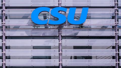 Logo der CSU an der Parteizentrale in München