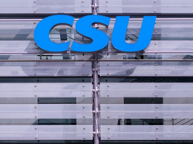 Logo der CSU an der Parteizentrale in München