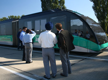 Die AutoTram®, entwickelt und erprobt am Fraunhofer IVI, vereint die Vorteile einer Straßenbahn mit denen eines Busses.