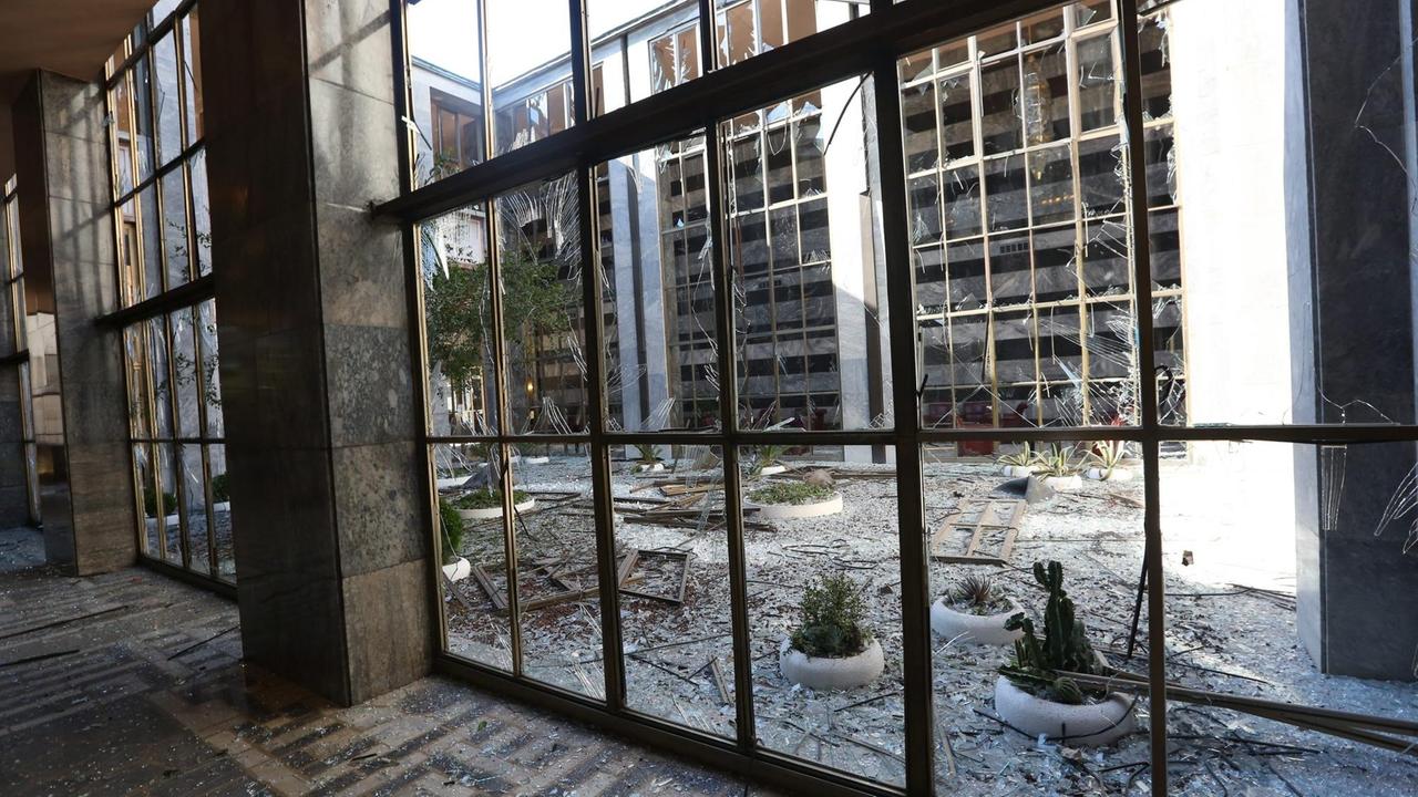 Auf dem Bild ist ein Teil der beschädigten Parlamentsgebäudes in Ankara zu sehen.