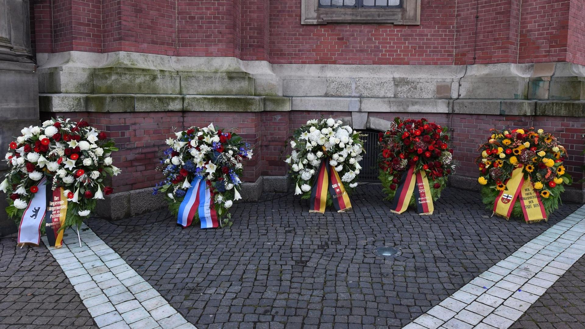 Vor dem Staatsakt für den früheren Bundeskanzler Helmut Schmidt liegen vor der St. Michaeliskirche in Hamburg Trauerkränze