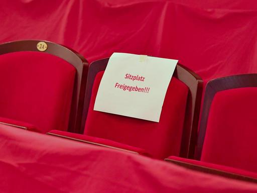 Ein Zettel mit der Aufschrift "Sitzplatz Freigegeben" hängt an einem Sitzplatz im Zuschauerraum des Staatstheaters Cottbus.