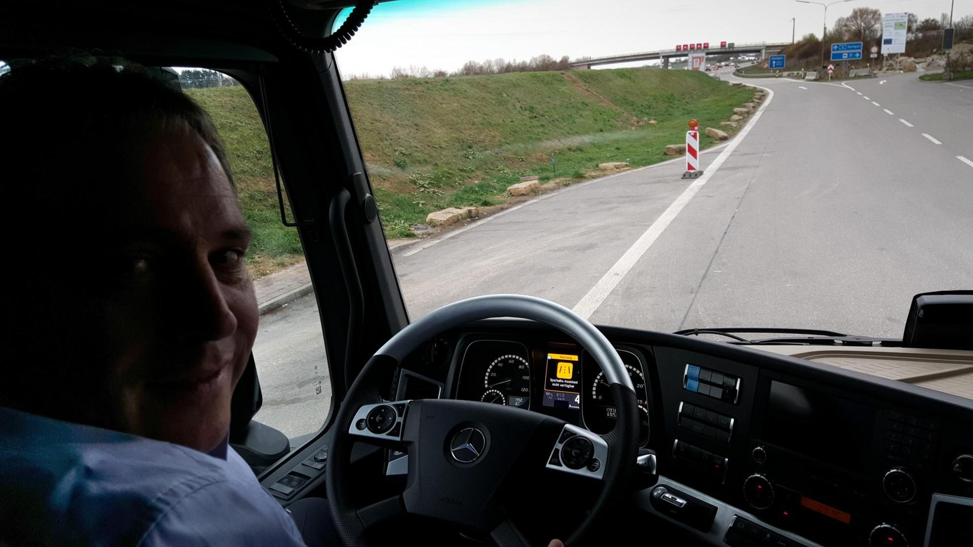 Martin Zeilinger, Leiter der Lkw-Vorentwicklung bei Daimler, am Steuer des zum Teil autonom fahrenden Lkw