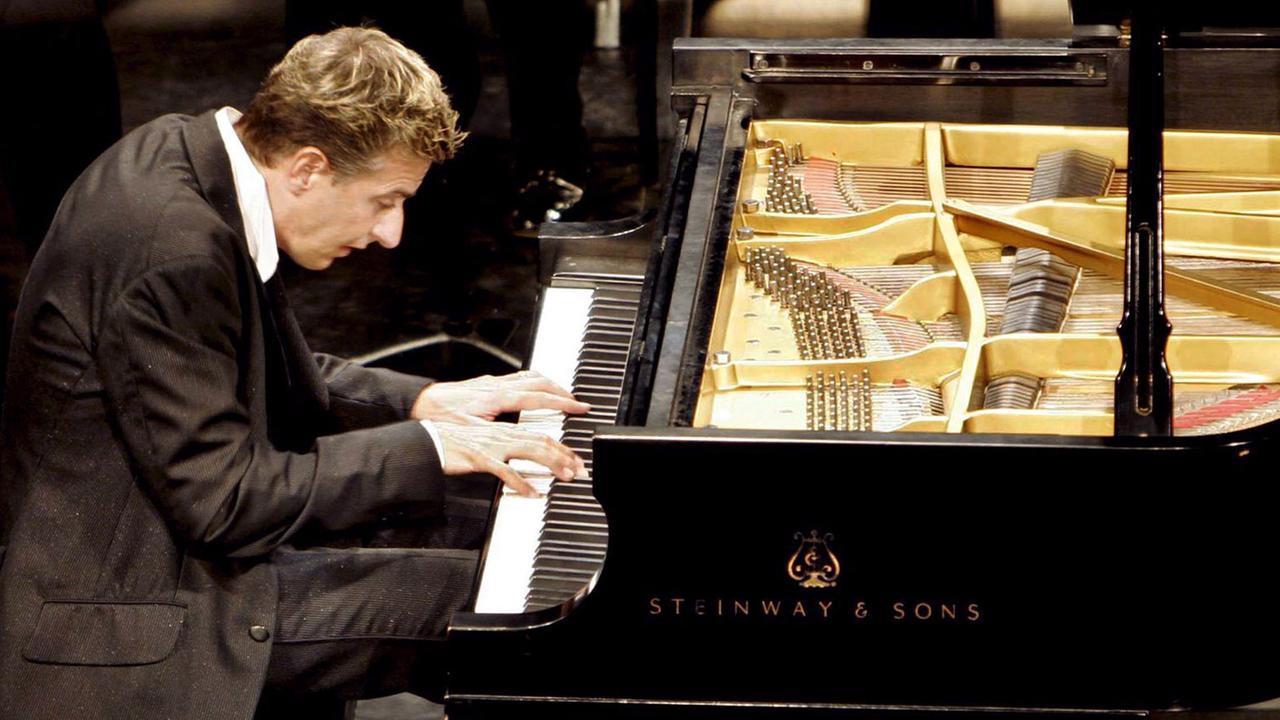 Der französische Pianist Jean-Yves Thibaudet spielt am 6.1.2007 im Heredia Theater in Cartagena, Kolumbien, das Klavierkonzert No.2 in g-Moll opus 22 von Camille Saint-Saens.
