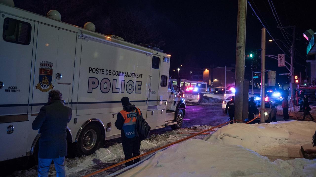 Kanadische Polizisten am Einsatzort: In einer Moschee in Quebec hatte es eine Schießerei gegeben.