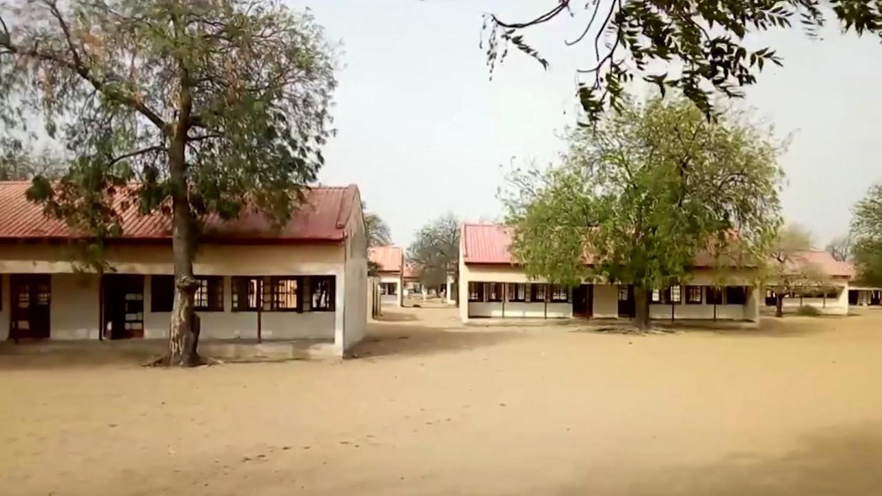 Das Bild zeigt die Schule in Dapche/Nigeria, aus der mehr als 100 Schülerinnen entführt wurden.