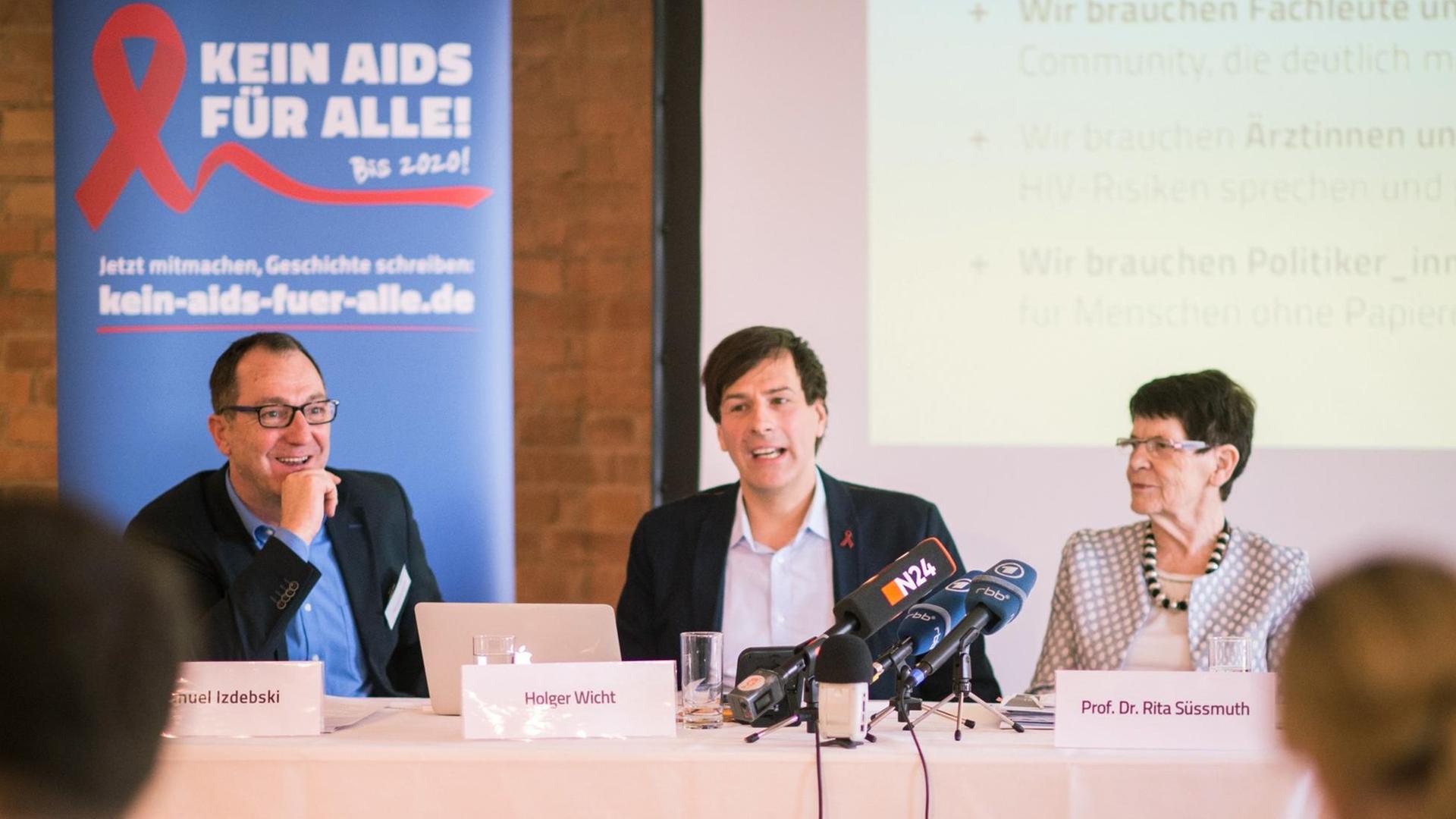 Manuel Izdebski (l-r), Geschäftsführer Deutsche Aids Hilfe, Holger Wicht, Pressesprecher Deutsche Aids Hilfe und Rita Süssmuth (CDU), ehemalige Bundestagspräsidentin, nehmen am 12.05.2017 in Berlin an einer Pressekonferenz der Deutschen Aids-Hilfe teil.