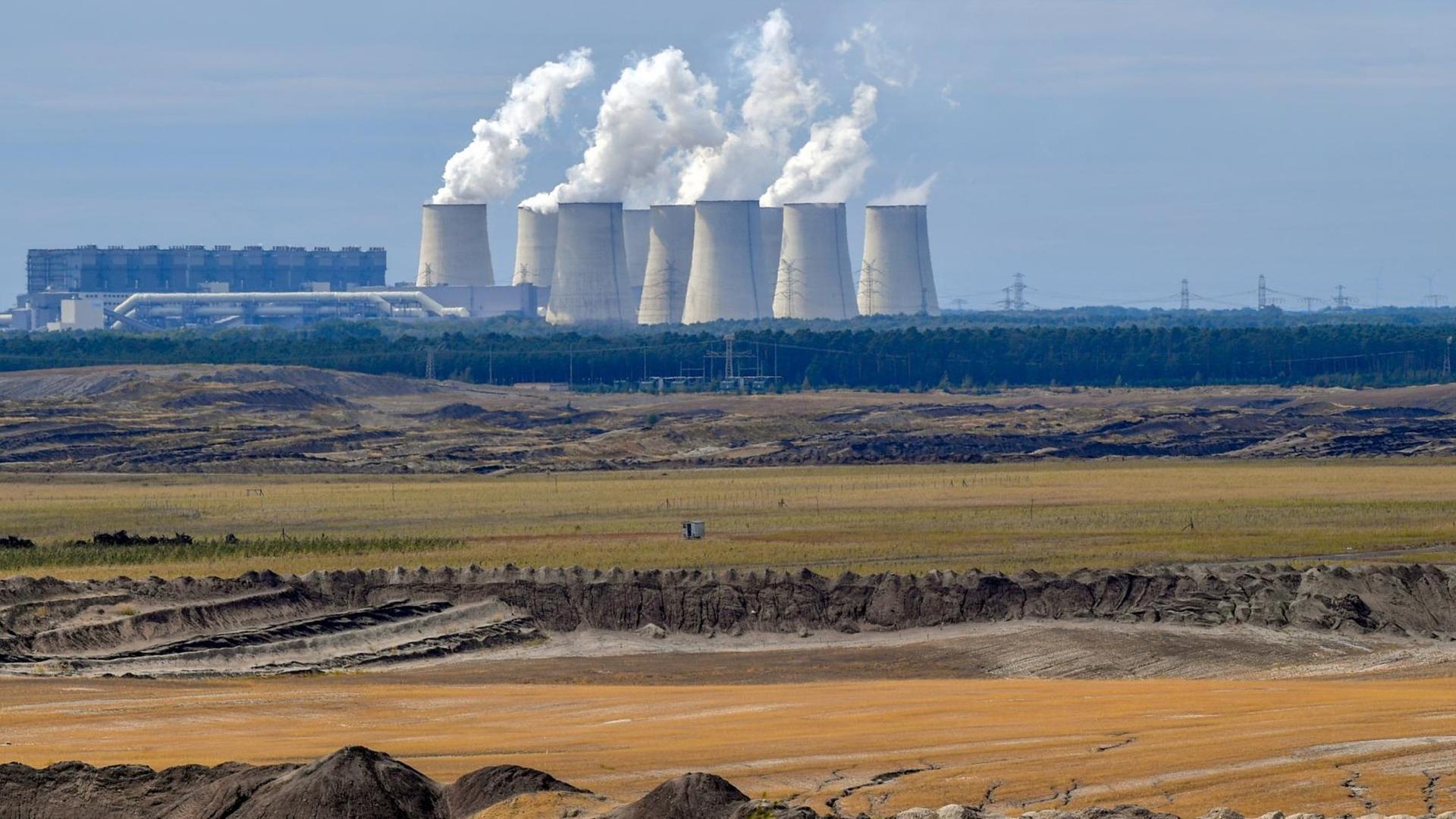 Blick auf die dampfenden Kühltürme des Braunkohlekraftwerkes Jänschwalde der Lausitz Energie Bergbau AG.