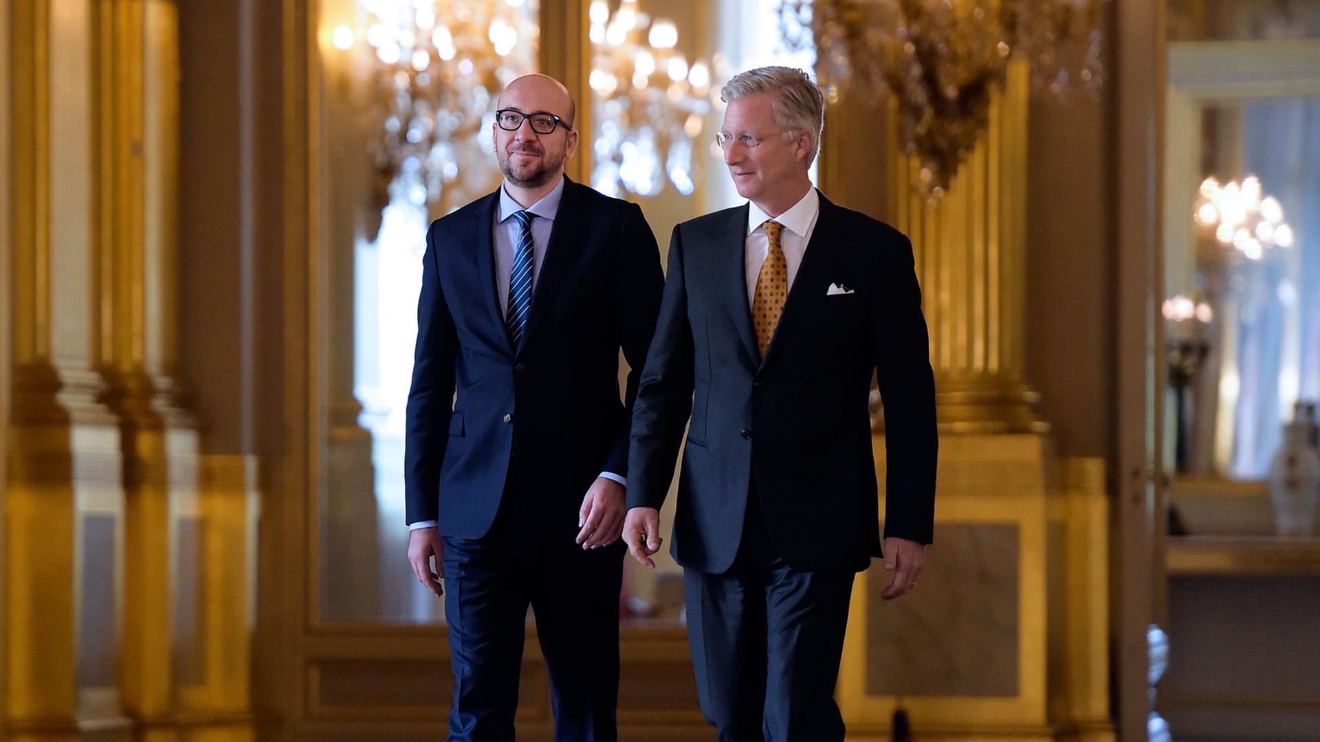 Belgiens neuer Premier Charles Michel (l.) mit König Philippe.