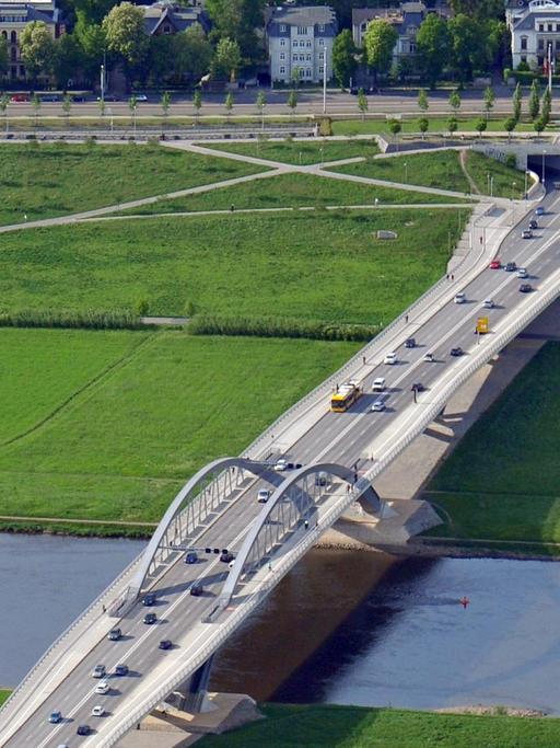 Luftbild der Waldschlößchenbrücke über die Elbe.