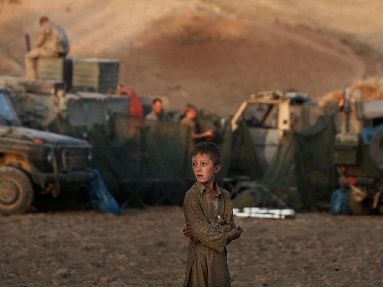 Afghanistan 2009: ein Junge vor deutschen ISAF-Einheiten