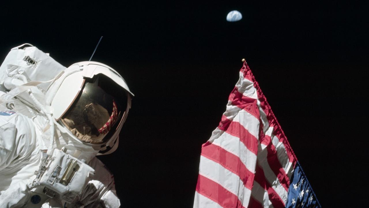 Harrison Schmitz - pardon - Schmitt posiert mit der US-Flagge auf dem Mond (am Himmel die Erde).