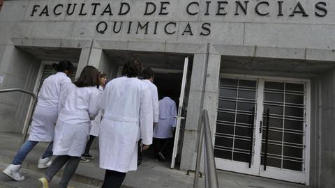 Angestellte der Universität in Madrid betreten das Institutsgebäude der Chemischen Fakultät