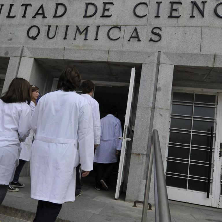 Angestellte der Universität in Madrid betreten das Institutsgebäude der Chemischen Fakultät