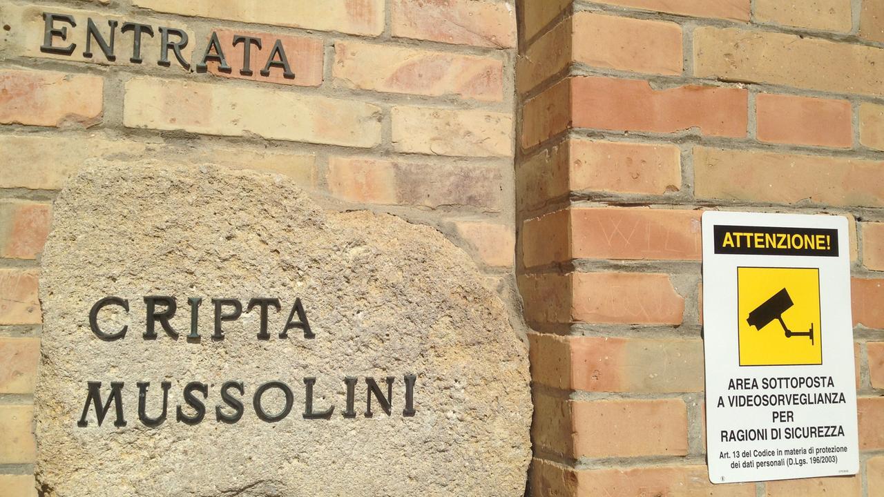 Eingang zur Mussolini-Krypta auf dem Friedhof in Predappio