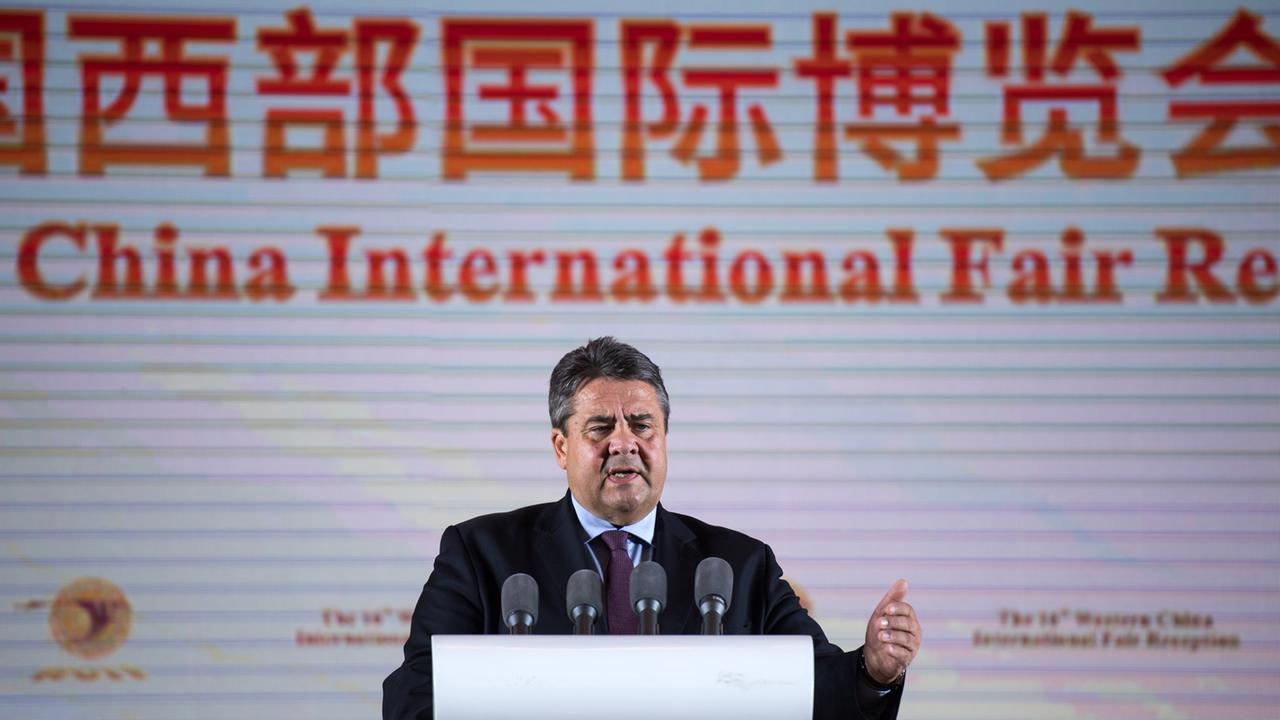 Bundeswirtschaftsminister Sigmar Gabriel (SPD) spricht am 2.11.2016 zur Eröffnung der Westmesse in der chinesischen Stadt Chengdu.