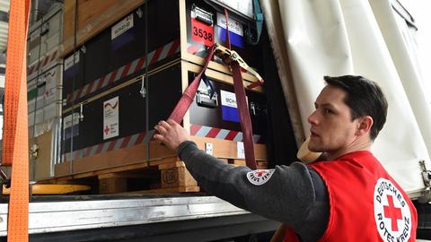 DRK-Mitarbeiter Manuel Frenzel sichert am 18.03.2016 in Schönefeld (Brandenburg) die Ladung eines LKW mit Hilfgütern. Das Deutsche Rote Kreuz (DRK) schickt eine Basisgesundheitsstation zur medizinischen Versorgung von rund 10.000 Menschen in die Region.